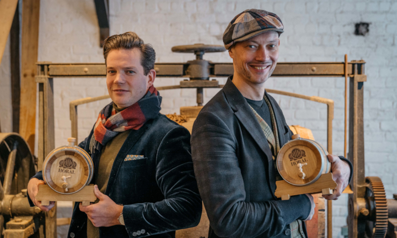 Twee winnaars met de HORAL Lambic Award 2020 in de hand